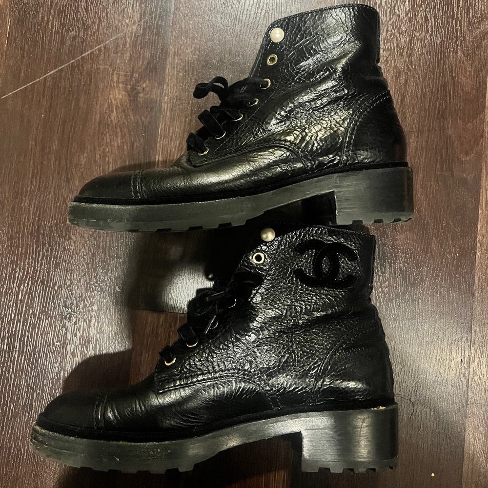 Chanel pearl combat